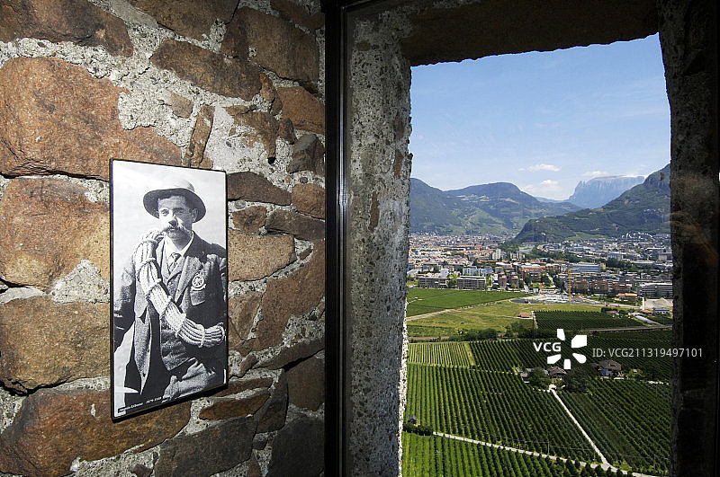 梅斯纳尔山博物馆Firmian内部已故登山者的照片，MMM，西格蒙德斯克隆城堡，莱因霍尔德·梅斯纳尔，博尔扎诺，南蒂罗尔，意大利图片素材