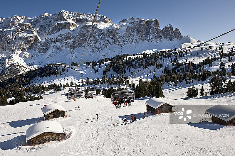 滑雪坡上的缆车，塞瑟阿尔姆，瓦莱伊斯卡科，南蒂罗尔，特伦蒂诺-上阿迪杰，意大利图片素材
