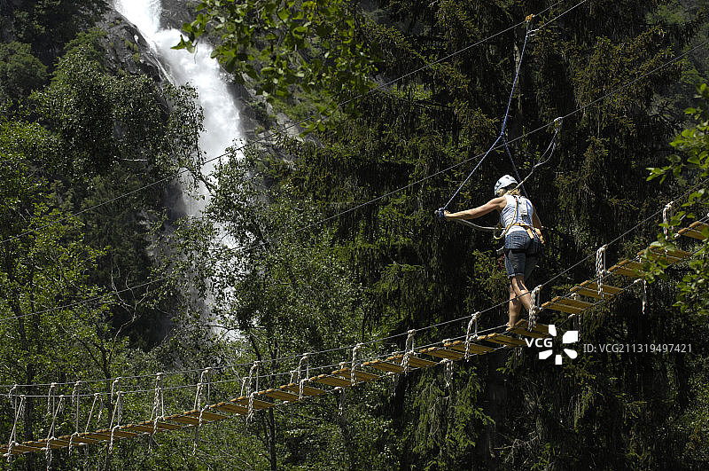 在意大利南蒂罗尔攀岩公园悬索桥上的人图片素材
