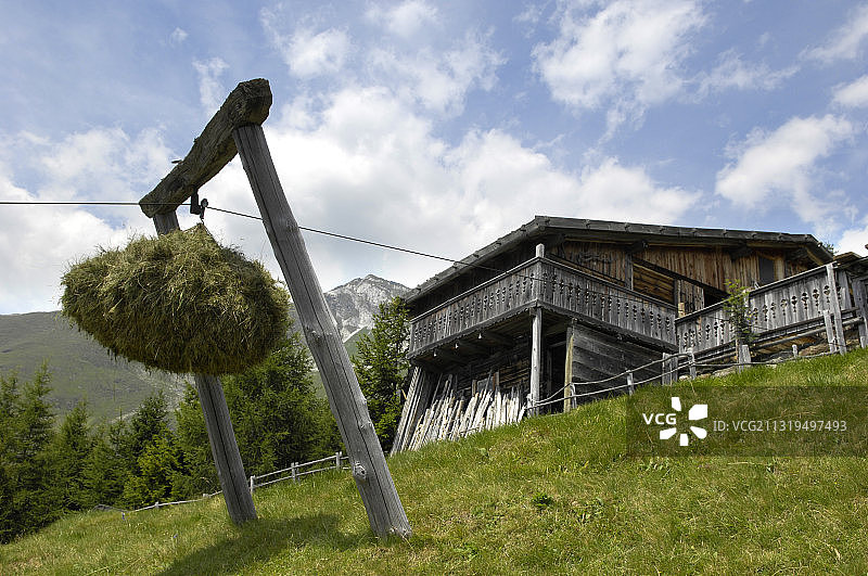 意大利南蒂罗尔山腰的干草捆和农舍图片素材