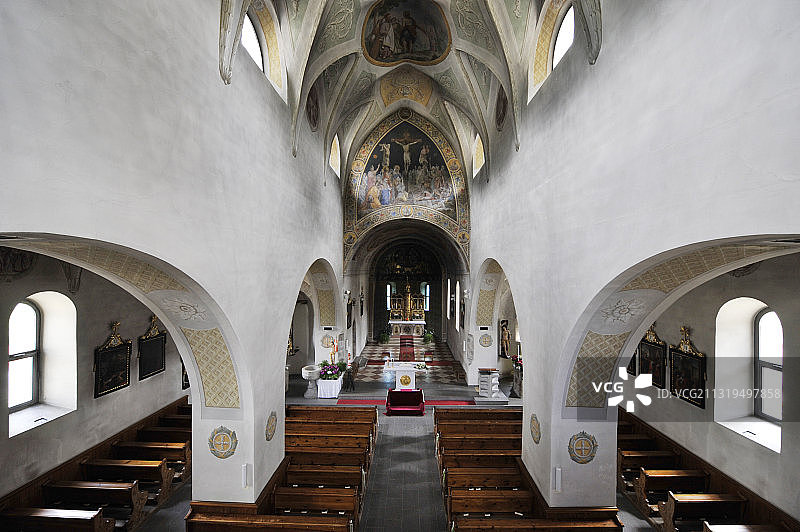 意大利阿尔托阿迪杰陶费勒阿尔恩山谷盖斯的废弃教堂内部景观图片素材