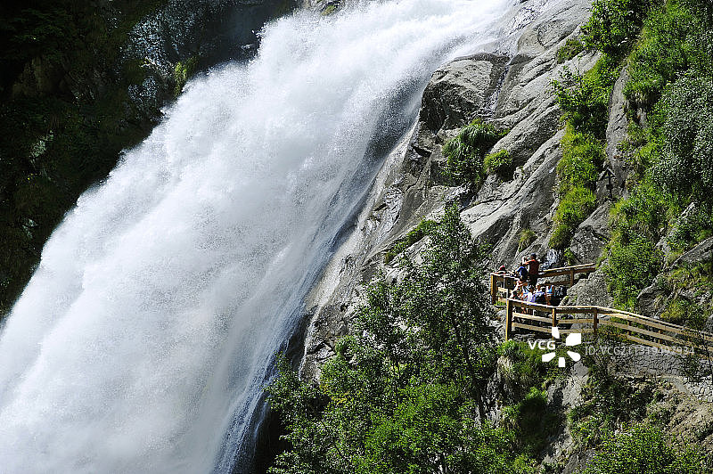 阳光下的帕尔钦斯瀑布，意大利南蒂罗尔州图片素材