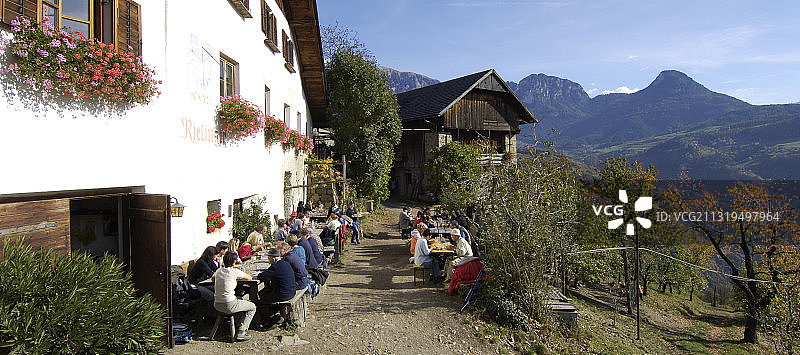 阳光下在意大利锡菲安餐厅前的人们图片素材