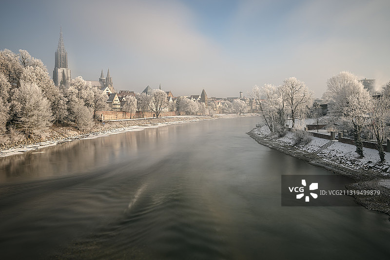 德国巴登-符腾堡州，多瑙河畔乌尔姆历史名镇的乌尔姆大教堂被白雪覆盖图片素材
