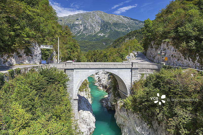 索卡河谷中跨越大科里塔峡谷的桥梁，斯洛文尼亚科巴里德图片素材