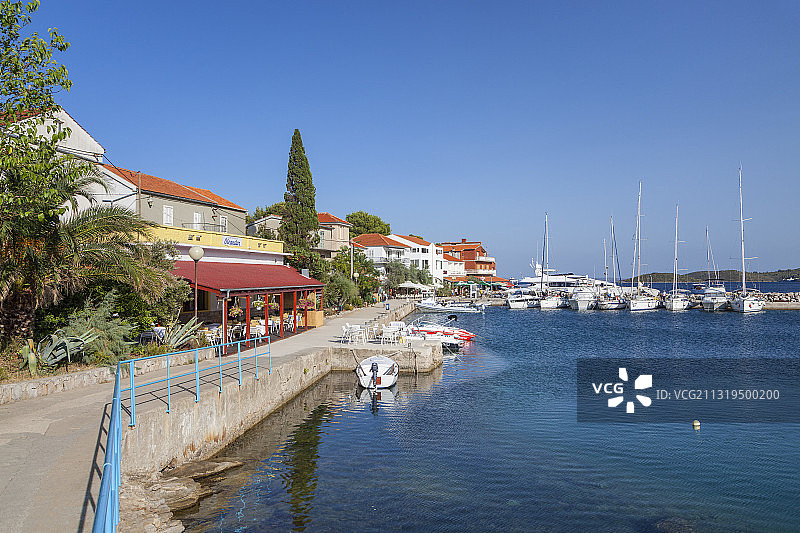 克罗地亚杜吉奥托克岛博扎瓦港口的餐厅和船只图片素材
