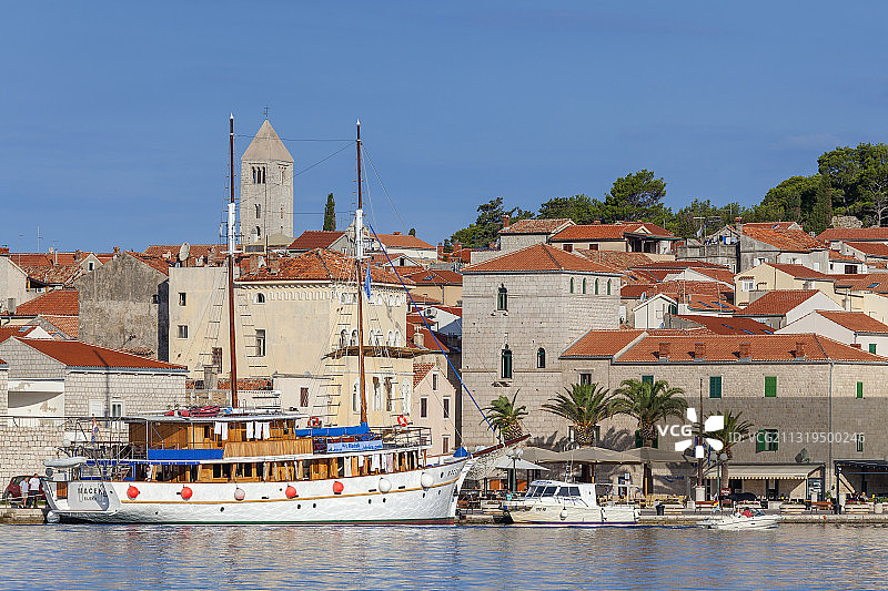 拉布岛港口和老城区，克罗地亚北部图片素材
