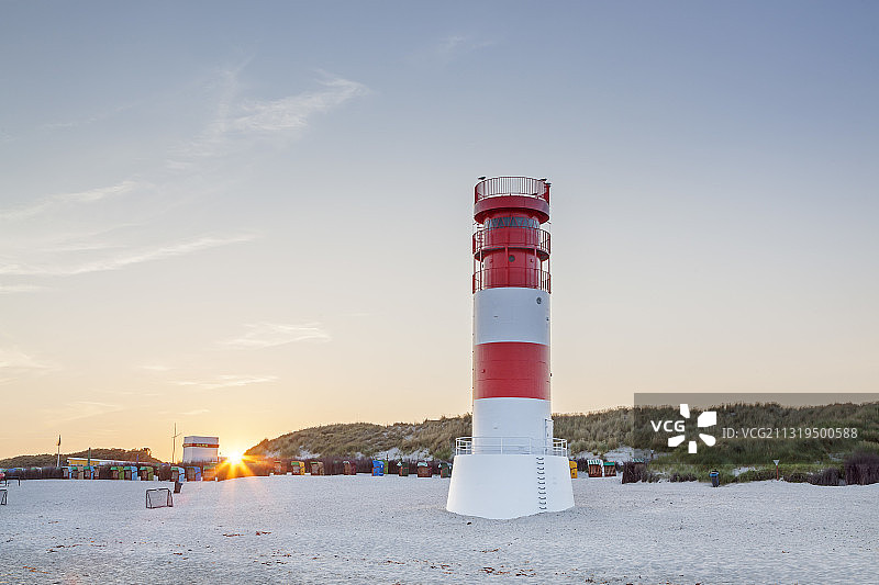 德国黑尔戈兰岛北海海滩的灯塔图片素材