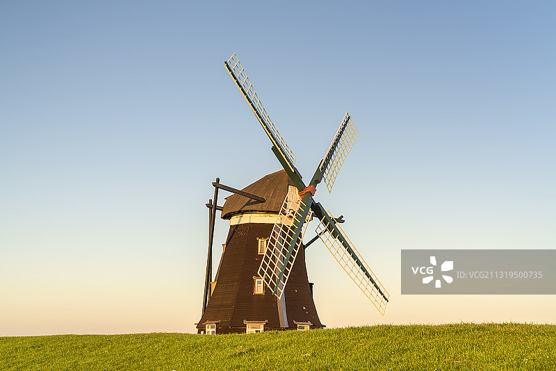德国北弗里西亚群岛佩尔沃姆岛上的风车图片素材