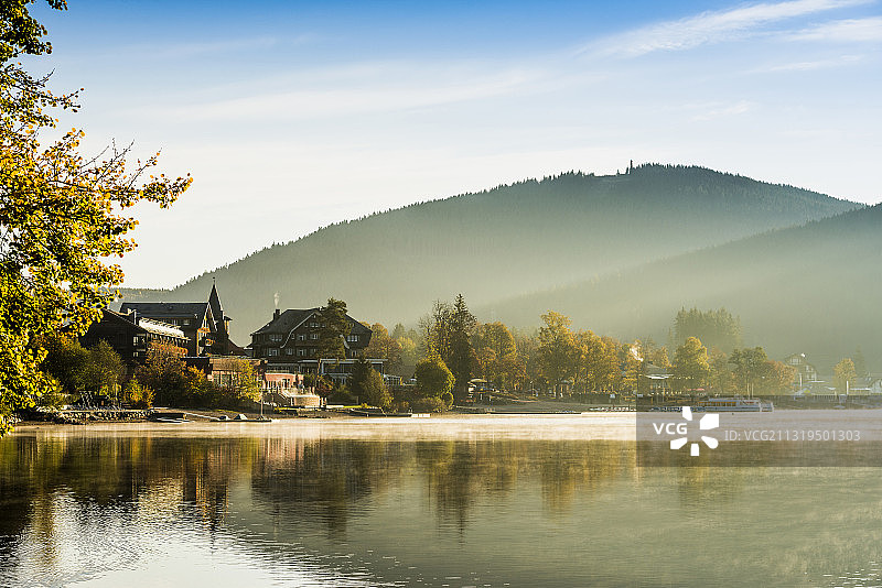 德国巴登-符腾堡州蒂蒂湖的秋日清晨图片素材