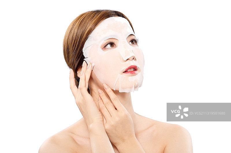 白色背景下棚拍化妆中的美女图片素材