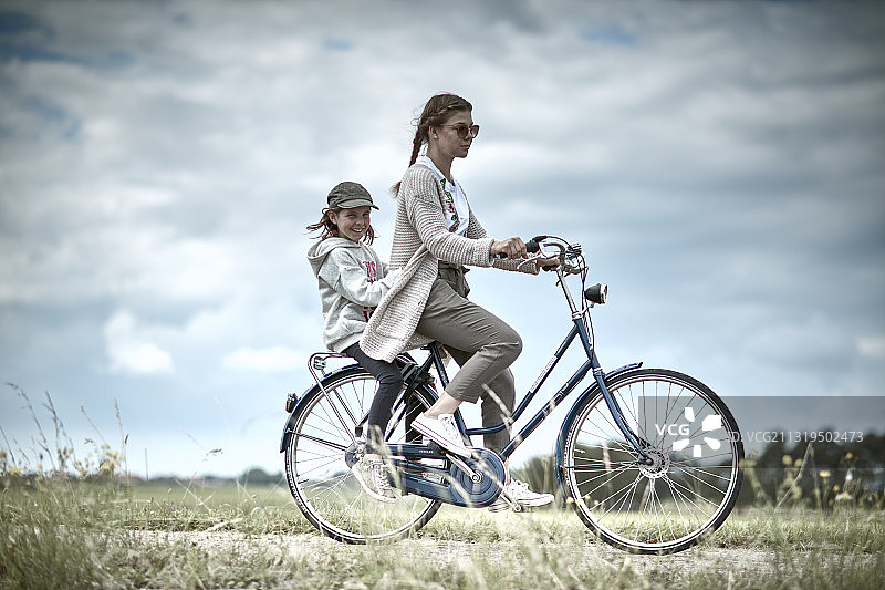 荷兰北荷兰省马肯堤坝上的骑行者图片素材