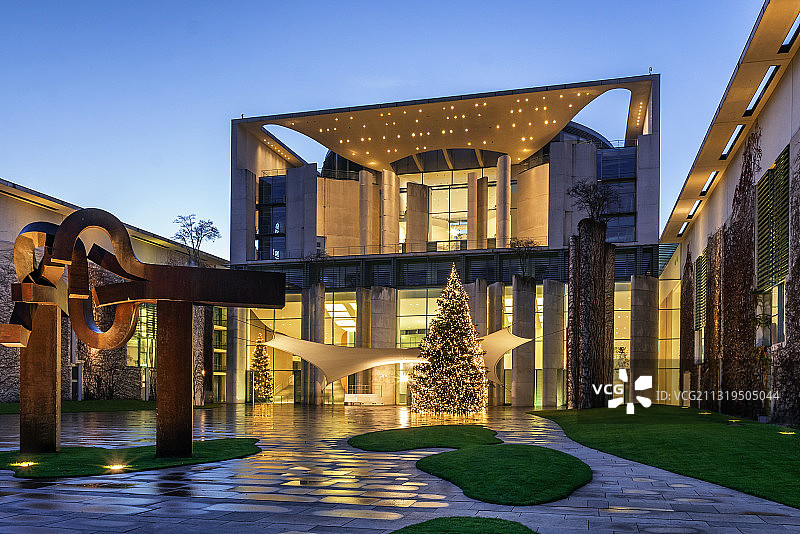 柏林蒂尔加滕总理府的圣诞树图片素材