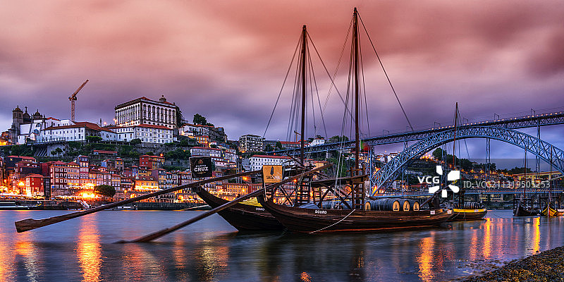 葡萄牙波尔图杜罗河岸边傍晚的拉贝洛船与波特酒桶图片素材