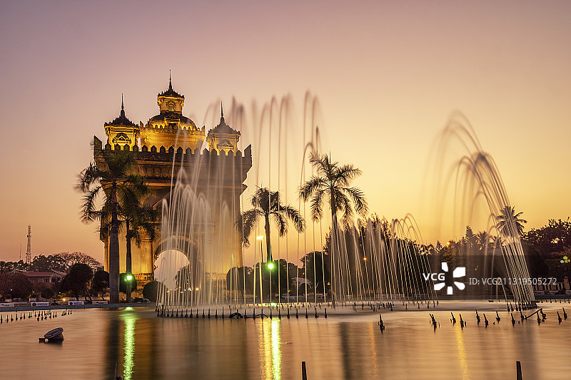 老挝万象凯旋门前的喷泉图片素材