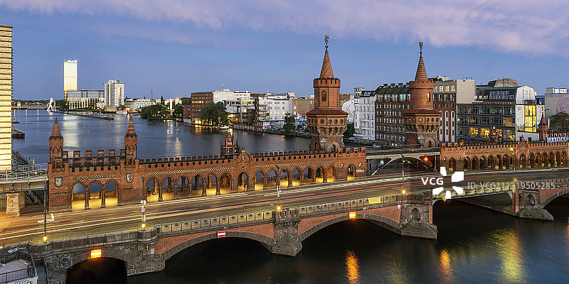 德国柏林上 Oberbaumbrücke图片素材