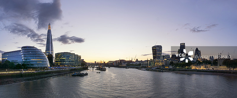 伦敦金融区市政厅和碎片大厦的塔桥景观图片素材