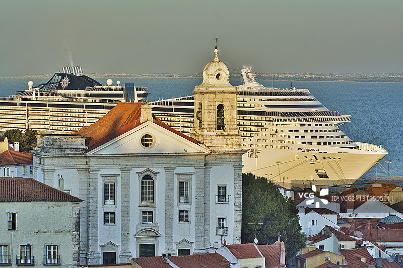 大型邮轮停靠在葡萄牙里斯本阿尔法玛码头图片素材