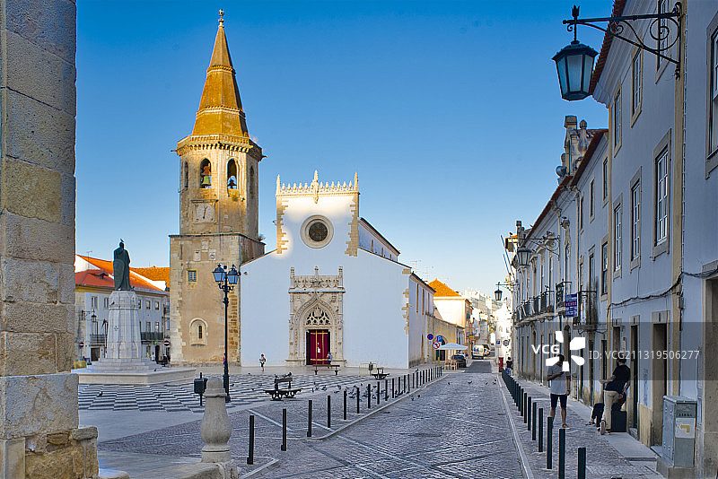 葡萄牙埃斯特雷马杜拉地区托马尔共和国广场和圣若昂·巴蒂斯塔教堂图片素材