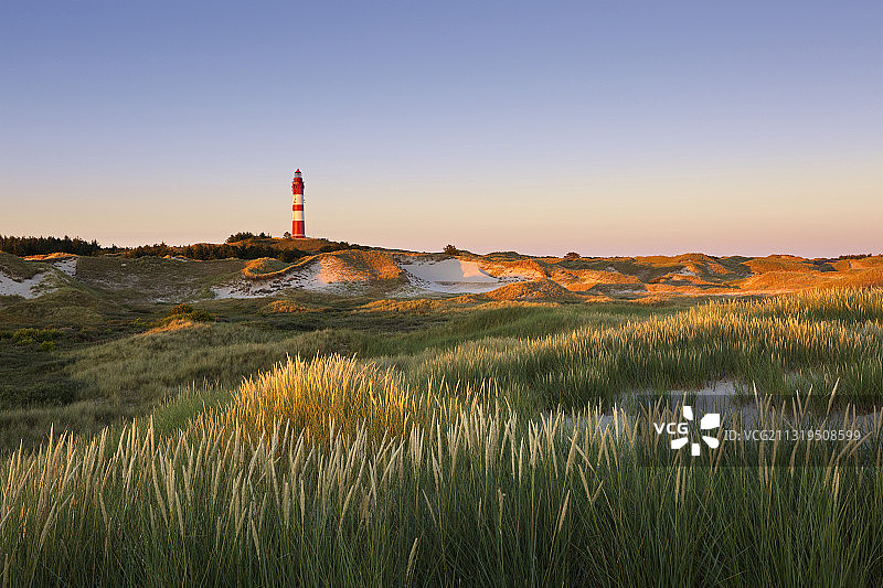 德国石勒苏益格-荷尔斯泰因州阿姆鲁姆岛沙丘上的灯塔图片素材