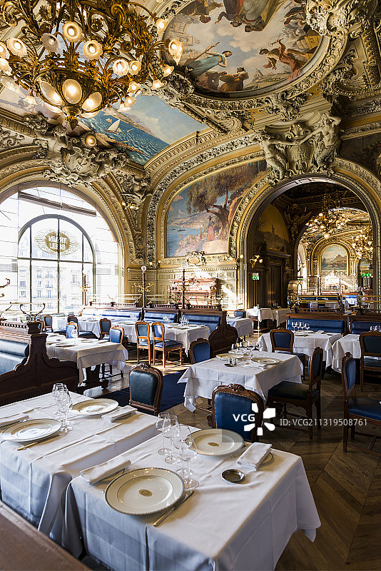 巴黎里昂车站蓝色列车装饰艺术餐厅图片素材