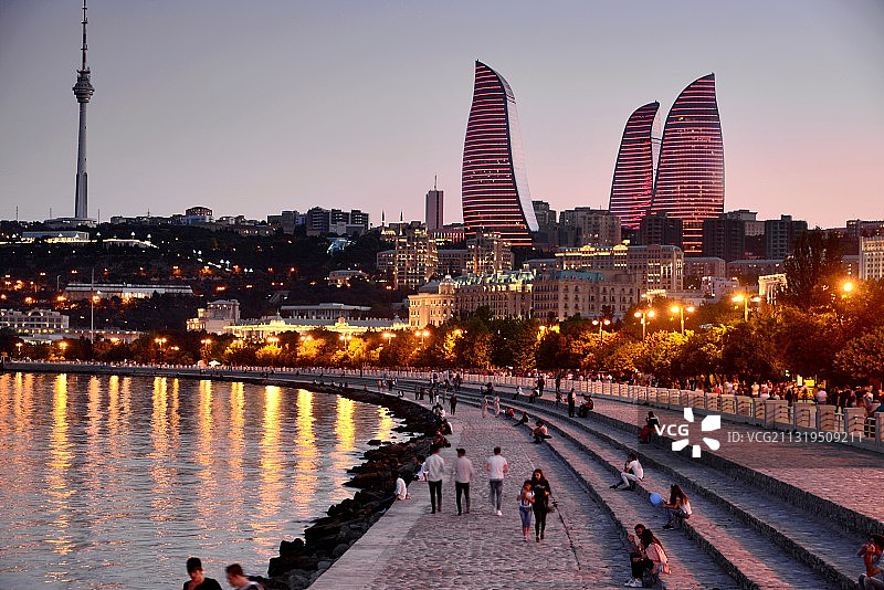 阿塞拜疆巴库海湾火焰塔的傍晚景色图片素材