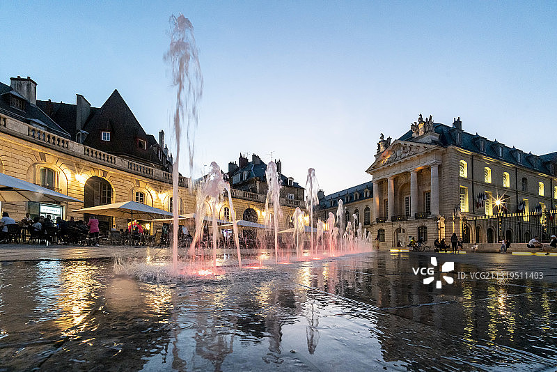 法国勃艮第第戎解放广场的喷泉图片素材