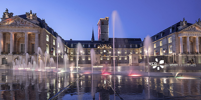 法国勃艮第第戎解放广场的喷泉图片素材