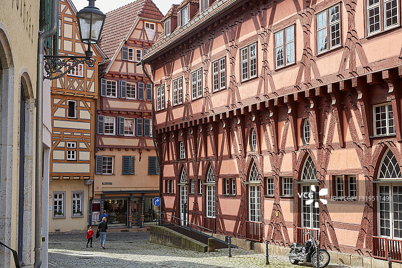 德国埃斯林根的老市政厅和半木结构房屋图片素材