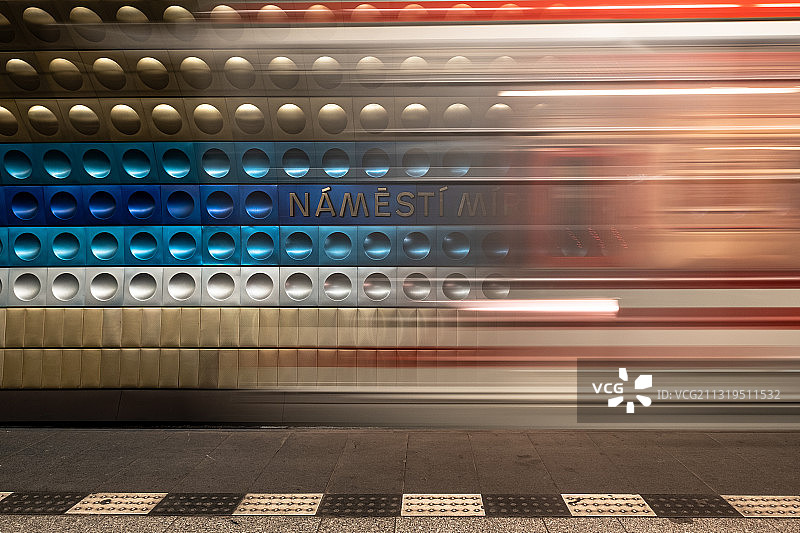 布拉格Náměstí Míru地铁站台，列车驶过的光迹图片素材