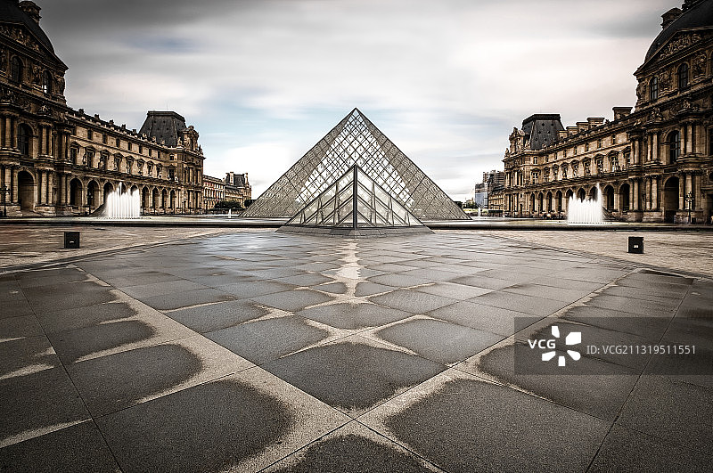 雨后巴黎卢浮宫玻璃金字塔庭院，法国图片素材