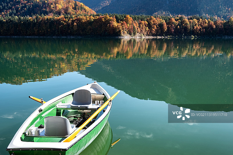 德国巴伐利亚伦格里斯的西尔文施泰因湖上的划艇与秋日森林图片素材