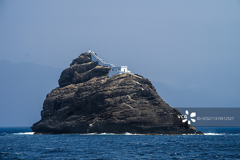 佛得角圣维森特岛明德卢港口前的堡垒图片素材
