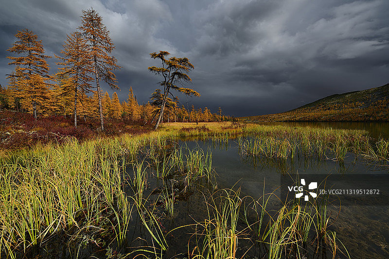 俄罗斯马加丹州“附近”湖上的暴风云图片素材