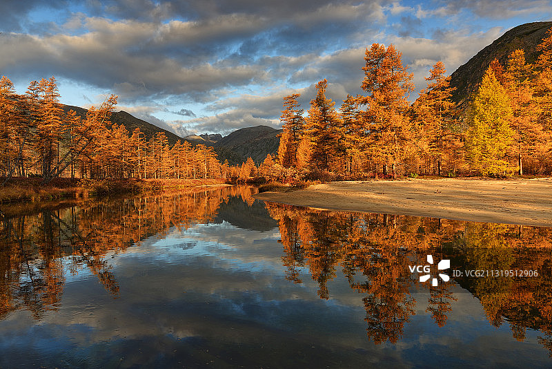 俄罗斯马加丹州“暴风雪”河上的傍晚光线图片素材