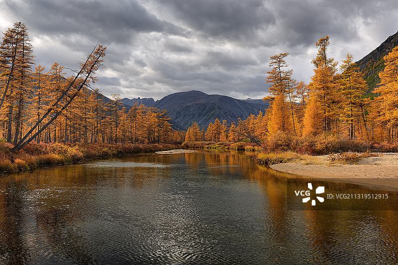 俄罗斯马加丹州“暴风雪”河上的傍晚光线图片素材