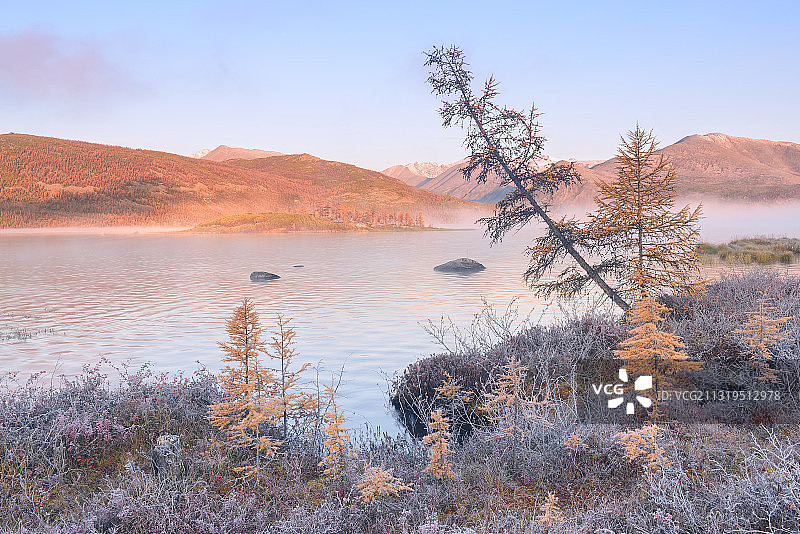 俄罗斯马加丹地区杰克·伦敦湖上的雾蒙蒙的早晨图片素材