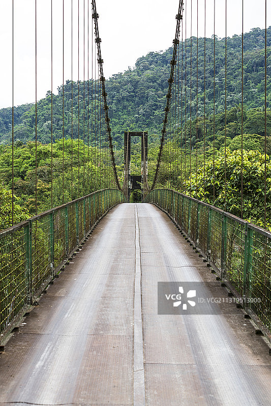 厄瓜多尔巴尼奥斯附近帕斯塔萨河上狭窄的桥梁图片素材