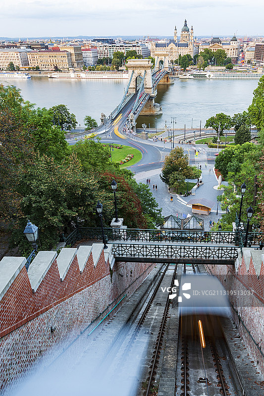 从城堡山俯瞰匈牙利布达佩斯链子桥，下方是缆车图片素材
