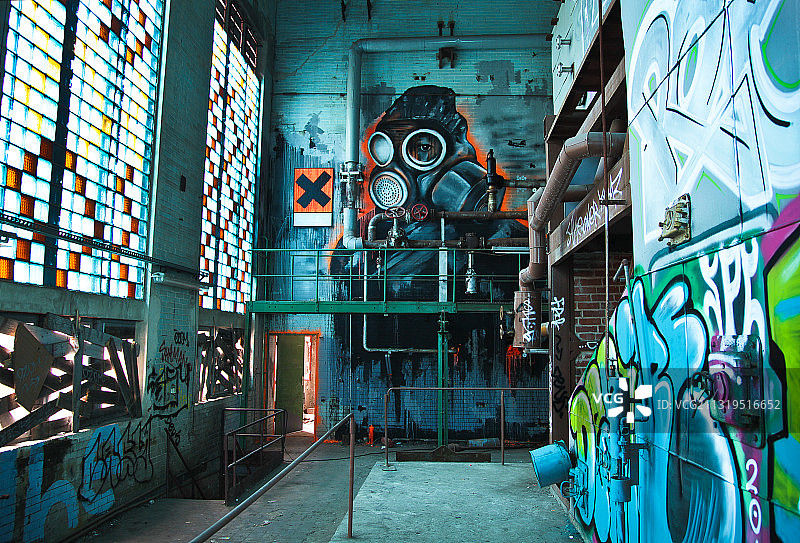 柏林施潘道GDR废弃肉铺旧锅炉房内的街头艺术图片，德国柏林图片素材