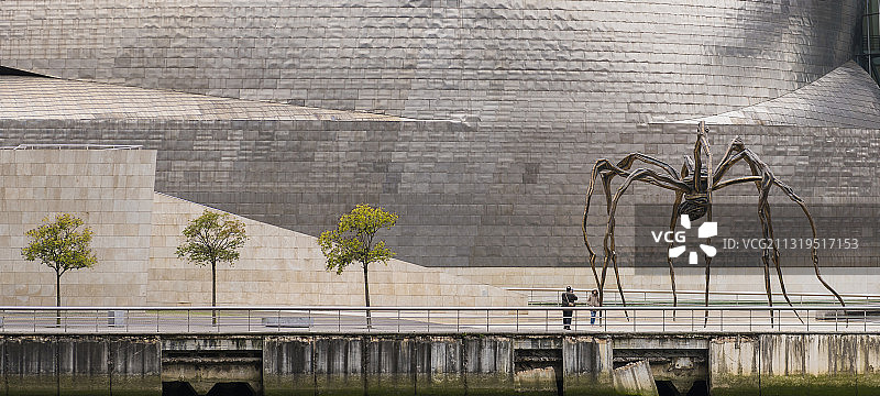西班牙毕尔巴鄂古根海姆博物馆前的雕塑图片素材