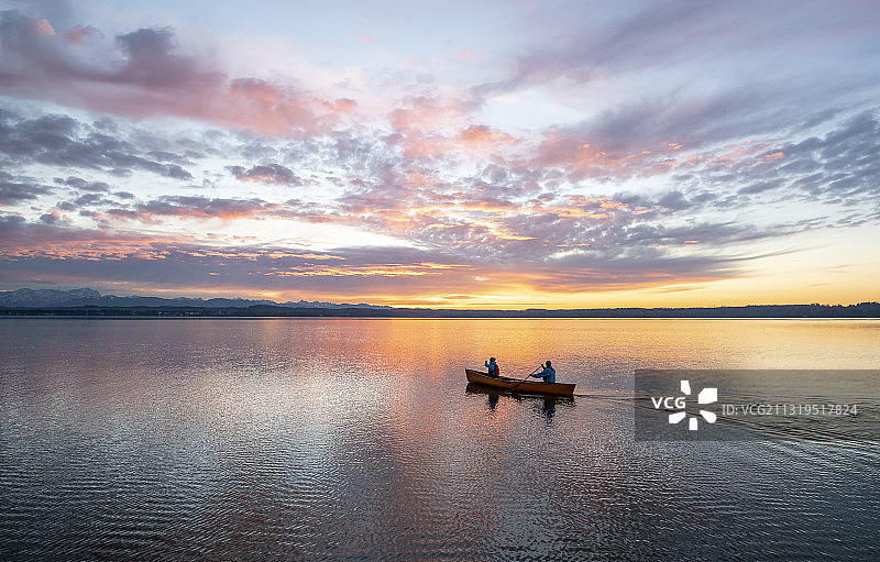 德国巴伐利亚州施塔恩贝格湖的傍晚独木舟之旅图片素材