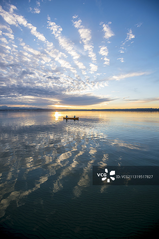 德国巴伐利亚州施塔恩贝格湖的傍晚独木舟之旅图片素材