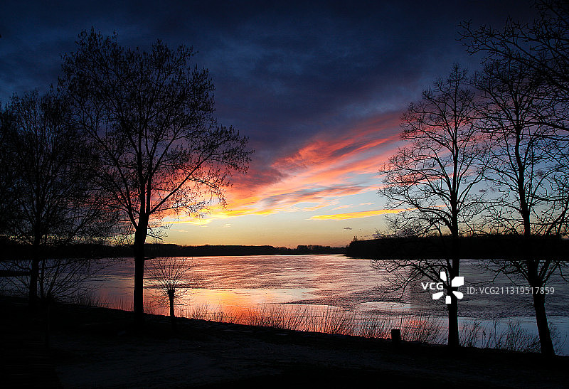 意大利皮亚琴察省圣纳扎罗附近波河日落景色图片素材