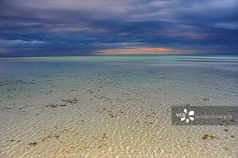 古巴吉列尔莫礁雷雨之夜的海滩全景图片素材