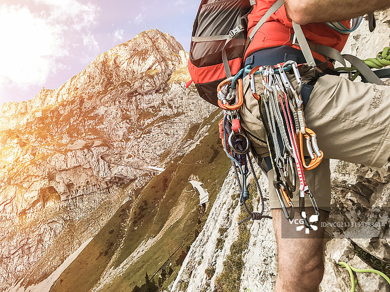 攀岩者，背景是皮拉图斯山，瑞士卢塞恩图片素材