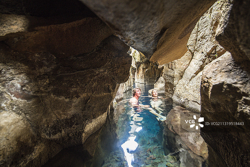 冰岛公路旅行仲夏之夜秘密地点39度温泉裂缝地下洞穴水疗沐浴图片素材