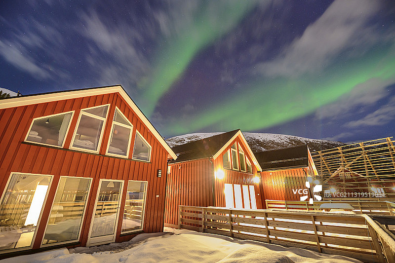 挪威北部罗弗敦群岛的北极光和红色房屋图片素材