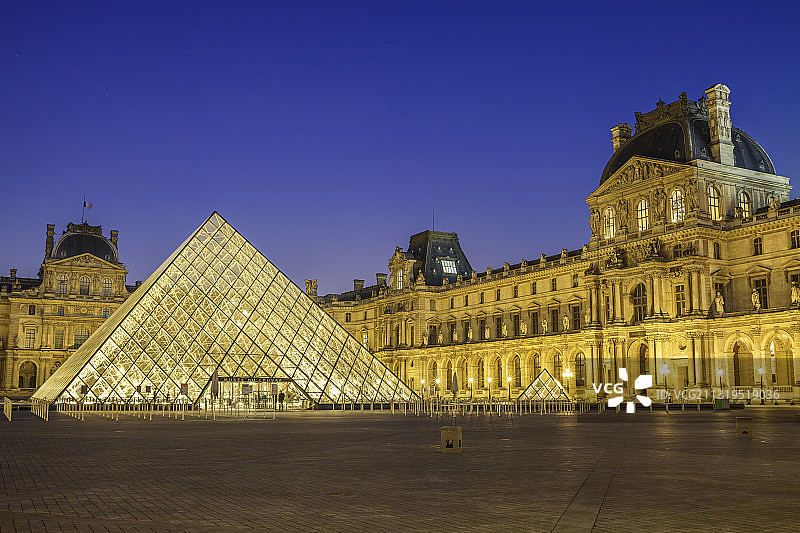 光照下的卢浮宫与入口金字塔，建筑师：贝聿铭，卢浮宫，联合国教科文组织世界遗产塞纳河畔，法国巴黎图片素材