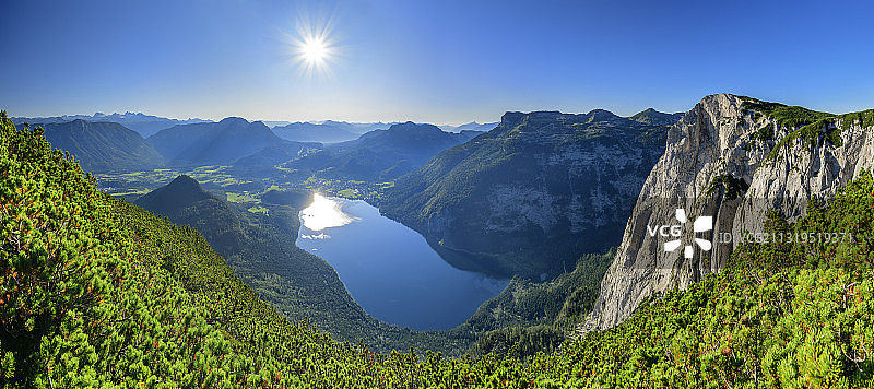 奥地利阿尔陶塞湖和达赫施泰因山脉全景图片素材